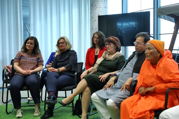 Dr. Csákó Ibolya lányával, Dr. Egervári Ágnes, Dr. Ajay Singh és Őszentsége édesanyja 